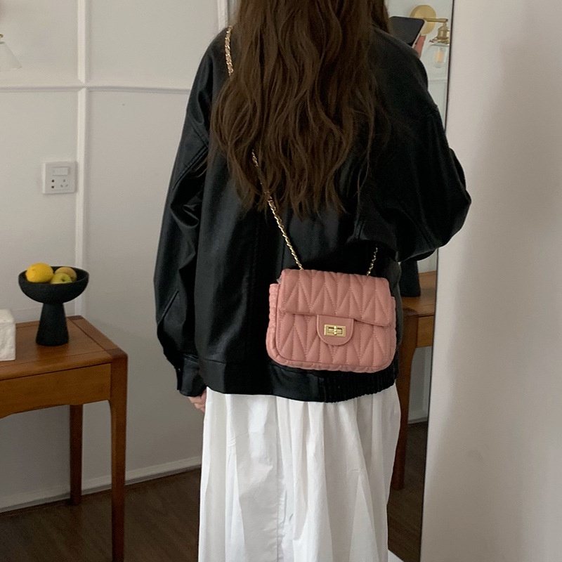 Túi Xách Đeo Vai Kiểu Vuông Nhỏ Màu Hồng Phối Dây Xích Thời Trang Cho Nữ