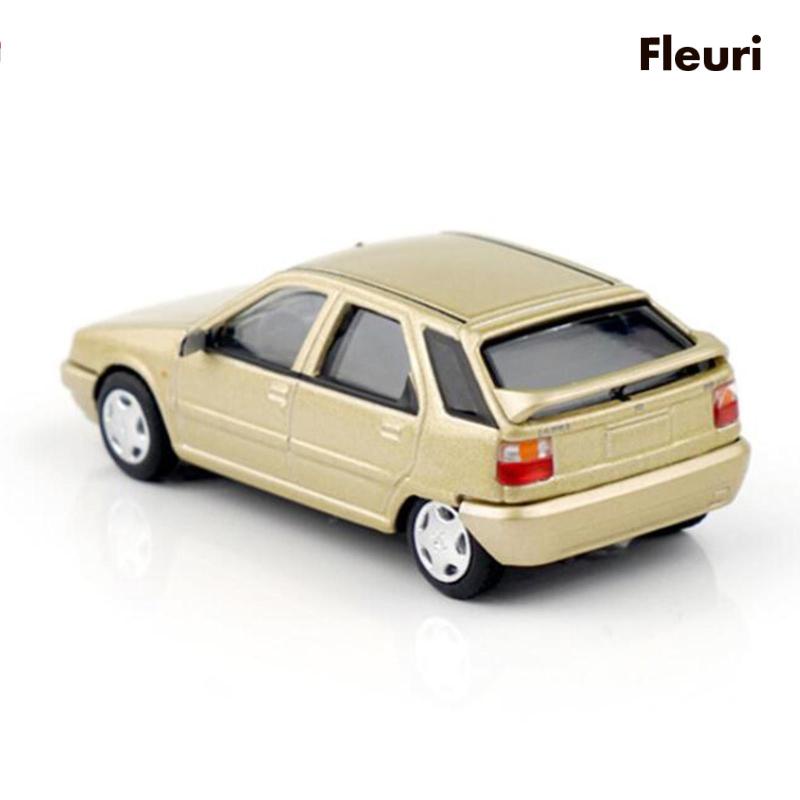 Mô Hình Xe Hơi Limo Bằng Hợp Kim Tỉ Lệ 1 / 64 Dùng Trang Trí Nhà Cửa
