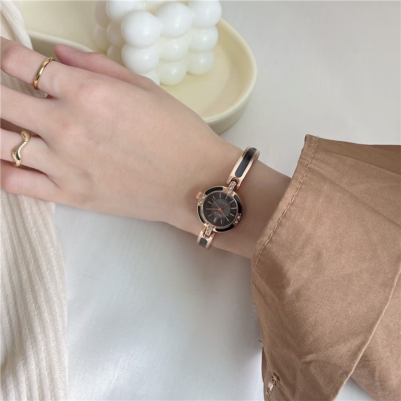 Đồng hồ nữ QUARTZ mặt kim tròn hiện đại thiết kế sang trọng tôn da sáng tay phong cách trưởng thành quyến rũ