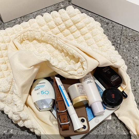 Carlyning style cozy soft M Túi Tote Đeo Vai Xếp Ly Bánh Waffle Thời Trang Hàn Quốc Mới Với Lưới Bong Bóng Phổ Biến