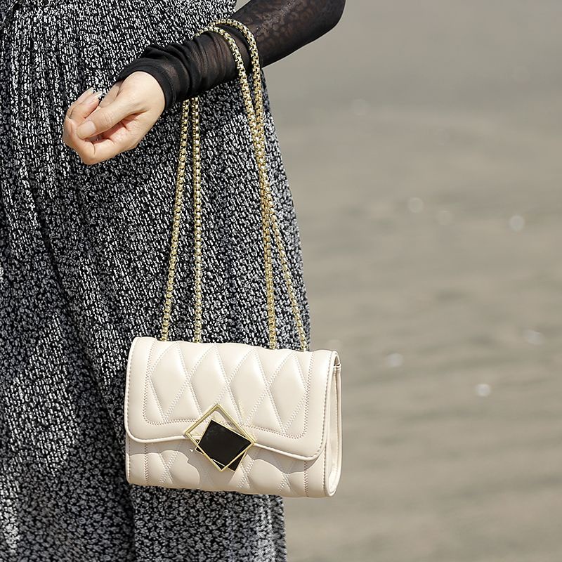 Túi Đeo Chéo Da Cừu Thật Đính Đá Phối Dây Xích Thời Trang Cho Nữ