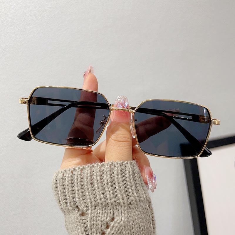 Ảnh đường phố hợp thời trang mới với gọng kim loại nhỏ, kính râm cá nhân và thời trang cho nam và nữ