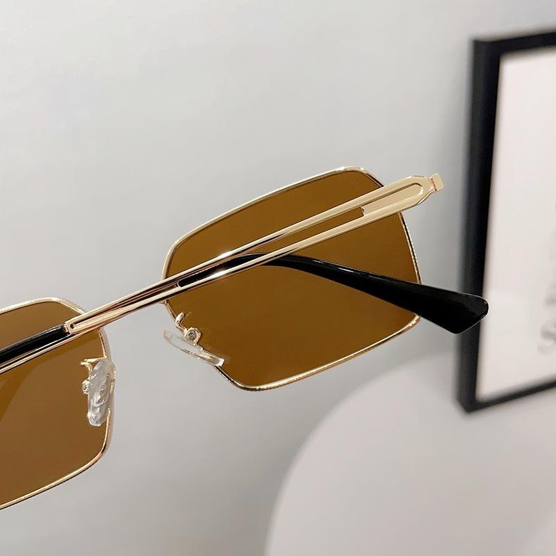 Ảnh đường phố hợp thời trang mới với gọng kim loại nhỏ, kính râm cá nhân và thời trang cho nam và nữ