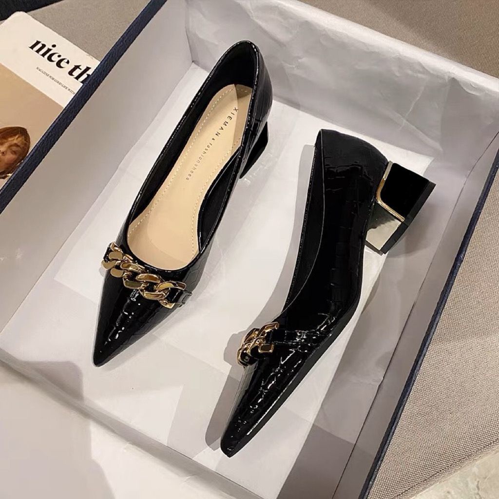 Giày cao gót mũi nhọn, gót dày cho nữ vào mùa xuân 2023, da bằng sáng chế mới, giày cao gót đen kiểu anh một bước, giày đơn cắt nông