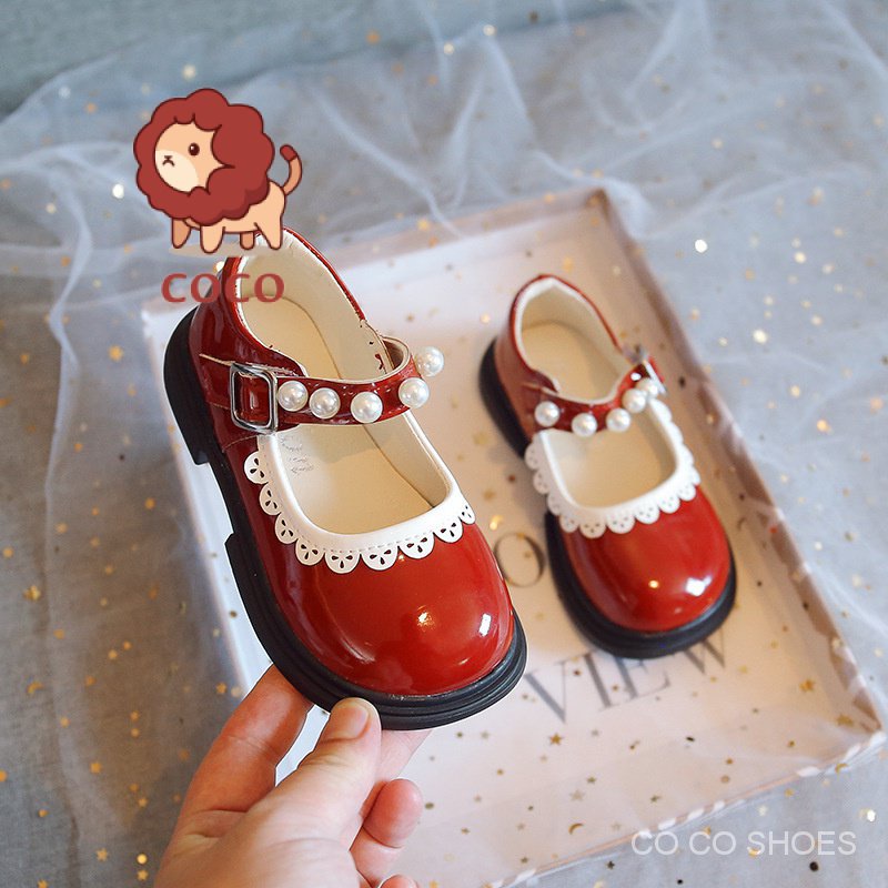 Trẻ em ren giày da nhỏ 2023 mùa xuân phong cách mới cô gái ngọc trai dễ thương giày đơn đế mềm velcro giày công chúa hợp thời trang
