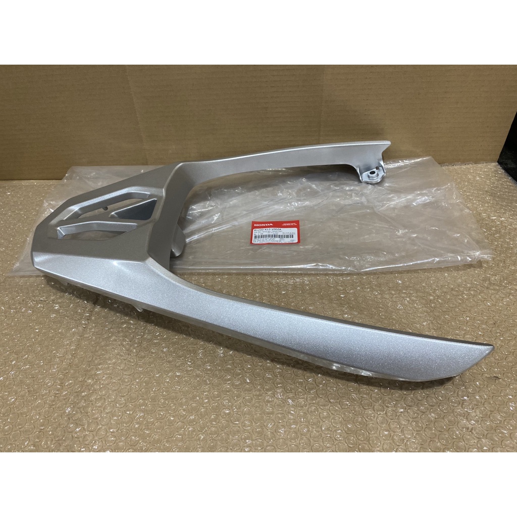 Giá đèo hàng sau - tay xách HONDA LEAD 125 năm 2018-2020 màu Bạc. *NH411M* 81200K12V00ZA