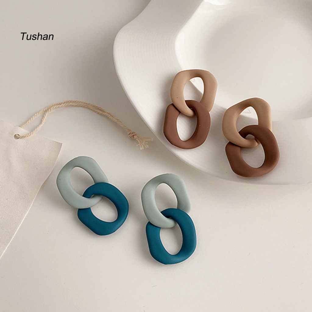 1 Đôi Bông Tai Hình Thoi Rỗng Màu Sắc Tương Phản Phong Cách Retro Dành Cho Nữ