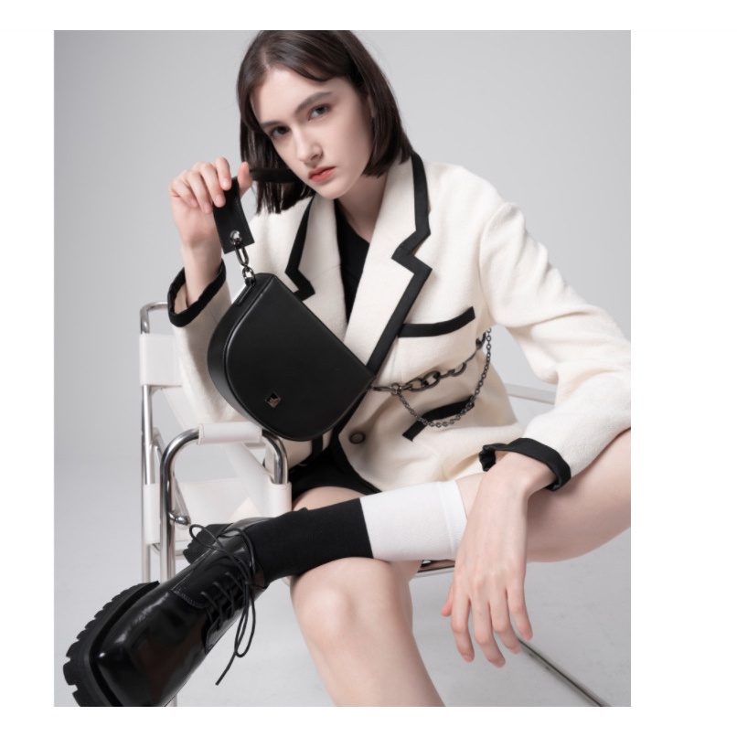 Túi Đeo Vai Một Bên Vai Phối Dây Xích Thiết Kế Đơn Giản Cá Tính Dễ Phối Đồ Cho Nữ