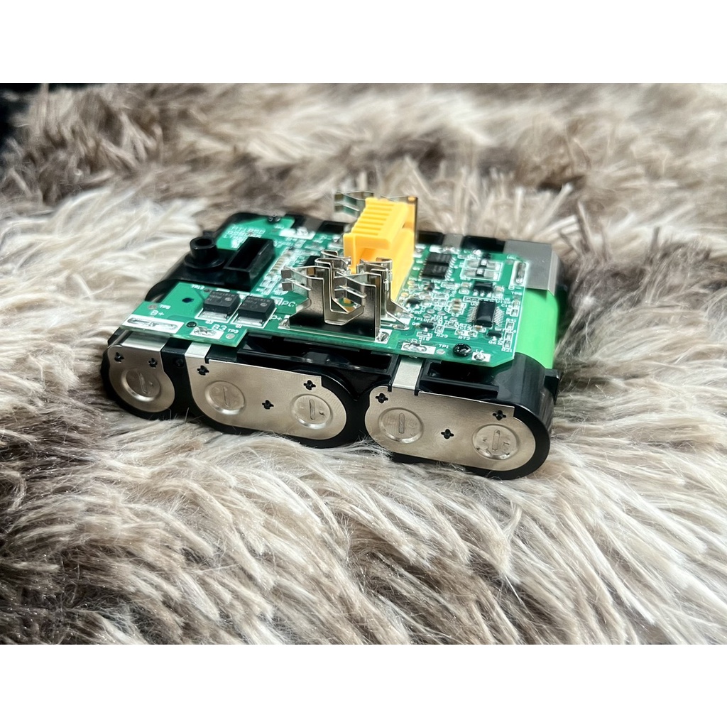 Vỏ mạch 5s 1P nhận sạc zin Makita 18V có cân bằng và led báo pin.