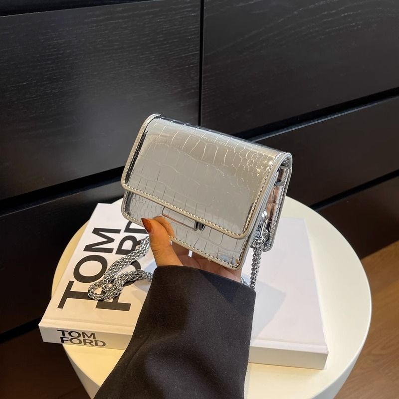 Túi Đeo Chéo mini Màu Bạc Phối Dây Xích Thời Trang Mùa Hè