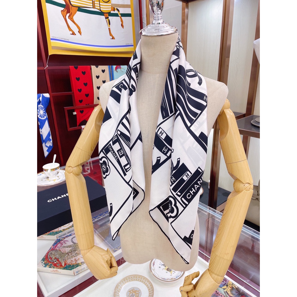 Khăn Choàng Cổ Vuông Bằng Lụa In Họa Tiết Chữ CC Thời Trang Cho Nữ