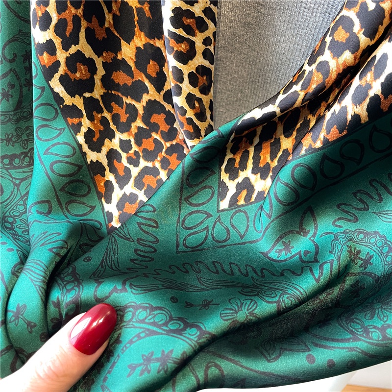 Khăn Quàng Cổ Chống Nắng Mùa Hè Bằng Lụa Satin Kích Thước Lớn 110cm In Họa Tiết Da Báo Cho Nữ