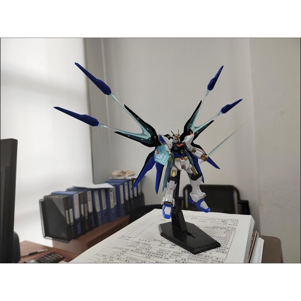 Mô Hình Lắp Ráp Gundam Tự do tấn công