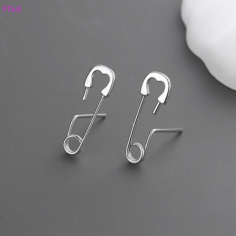 1 Đôi Bông Tai Hình Ghim Kẹp Giấy Màu Sắc Bạc Phong Cách Gothic Dành Cho Nam Nữ