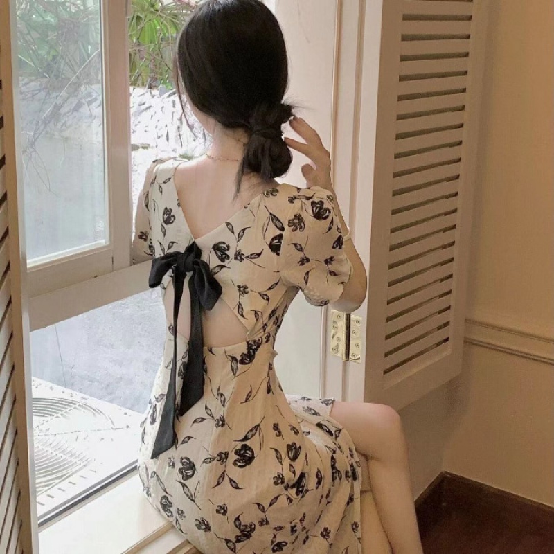 Váy hoa nơ tay ngắn hở lưng Đầm cổ chữ V rỗng ra lưng phong cách Pháp nữ tính khí Váy dài trung bình mùa hè