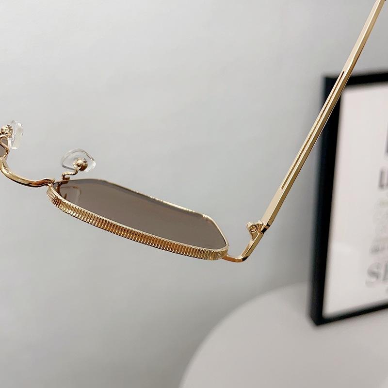 Ảnh đường phố hợp thời trang mới với gọng kim loại nhỏ, kính râm cá nhân và thời trang cho nam và nữ