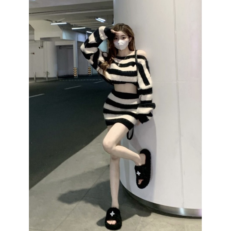 Set len trễ vai kẻ đen trắng cá tính hàng quảng châu Bộ Áo Sweater Kẻ Sọc Trắng Đen Phối Chân Váy Ôm Hông Thời Trang Mùa Thu 2023 Cho Nữ