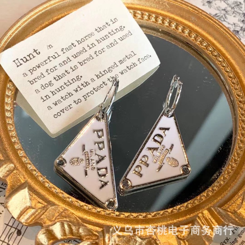 Khuyên Tai Kim Loại Dài Hình Tam Giác In Chữ Đơn Giản Chất Lượng Cao