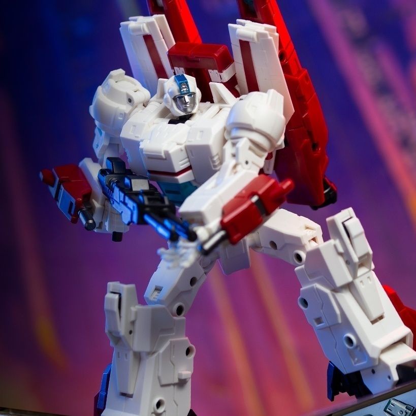 TNT-01 Sky Thunder red flame spacecraft space guard King Kong small proportion deformation toy