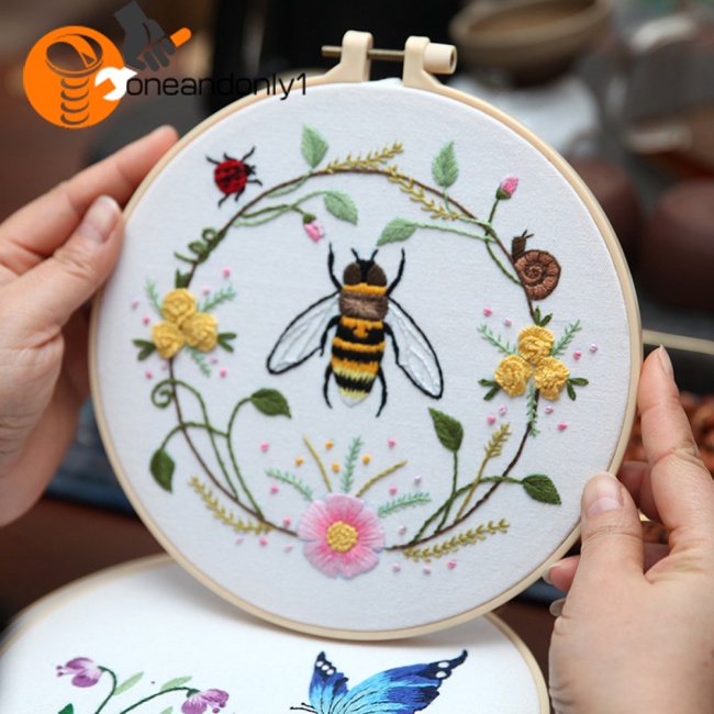 Bộ Tranh Thêu Chữ Thập Tự Làm Hình Chú Ong Và Hoa Dễ Thương