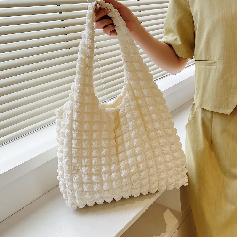 Carlyning style cozy soft M Túi Tote Đeo Vai Xếp Ly Bánh Waffle Thời Trang Hàn Quốc Mới Với Lưới Bong Bóng Phổ Biến