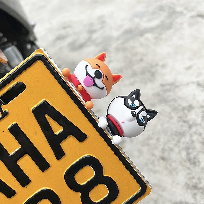 (SẴN HÀNG) - 2023 Hoạt hình Búp Bê Nhỏ Dễ Thương Trang Trí Biển Số Xe Hơi xe máy có kèm băng keo