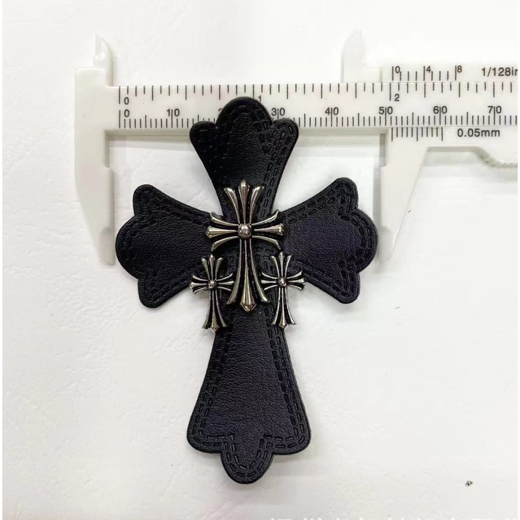 Logo chrome heart da pu cao cấp kèm cross .