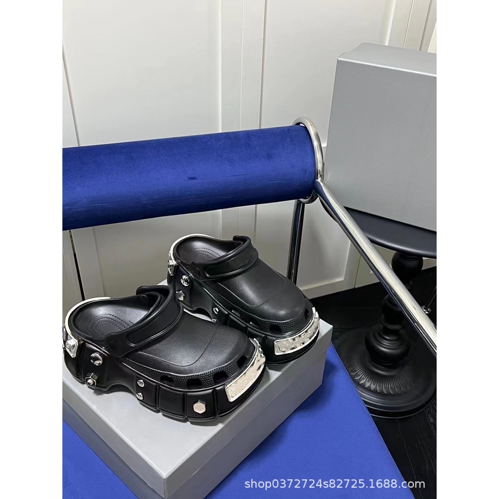 Dép Bít Mũi Đế Dày Tăng Chiều Cao Đính Đinh Tán Kim Loại