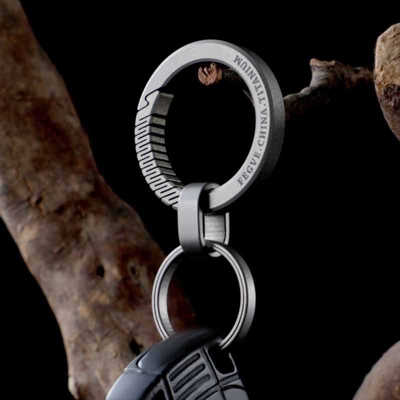 Dc 360 ° Xoay hợp kim titan mờ móc khóa ô tô móc khóa nam mặt dây chuyền sáng tạo đơn giản