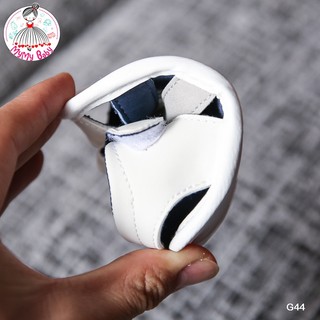 Giày Sandal Trắng Lỗ Mũi Xám