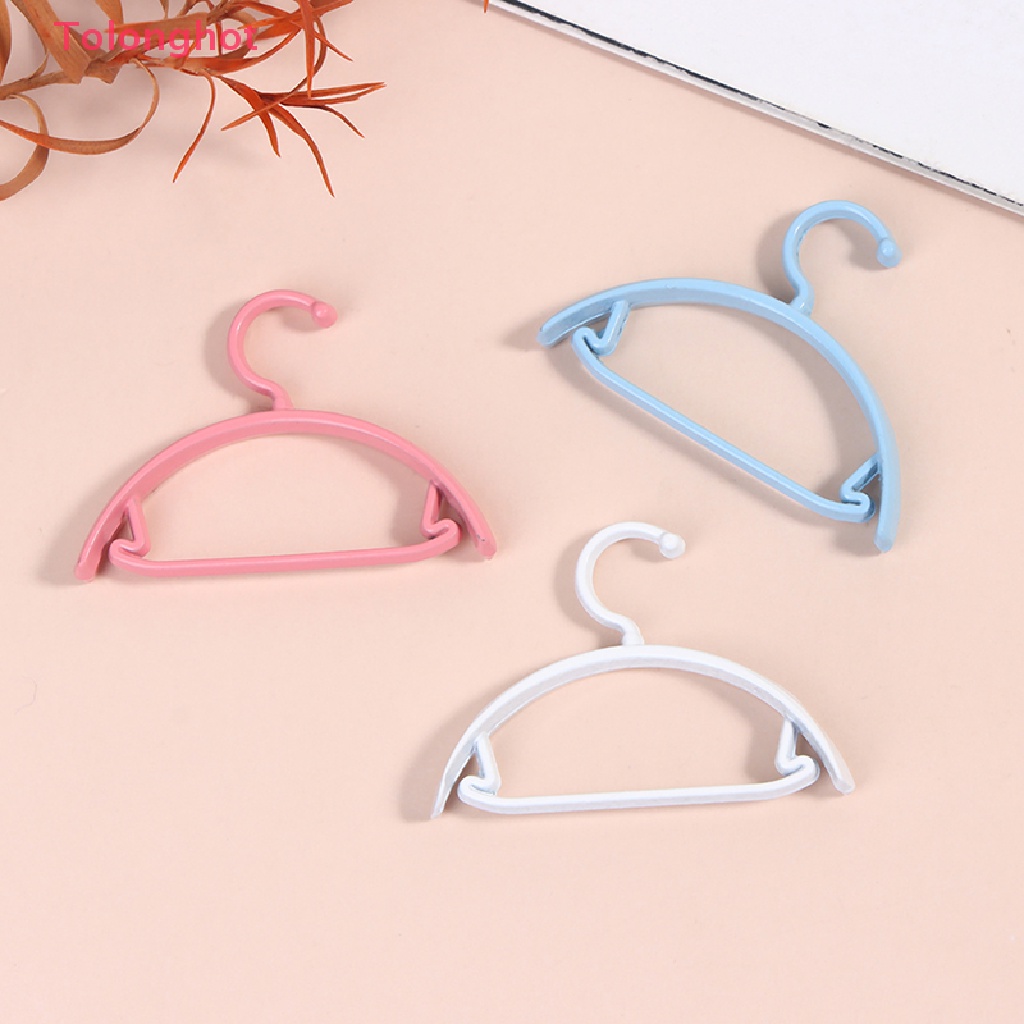 Set 4 Móc Treo Đồ Mini Bằng Kim Loại Kiểu Retro Cho Nhà Búp Bê Tỉ Lệ 1 / 12