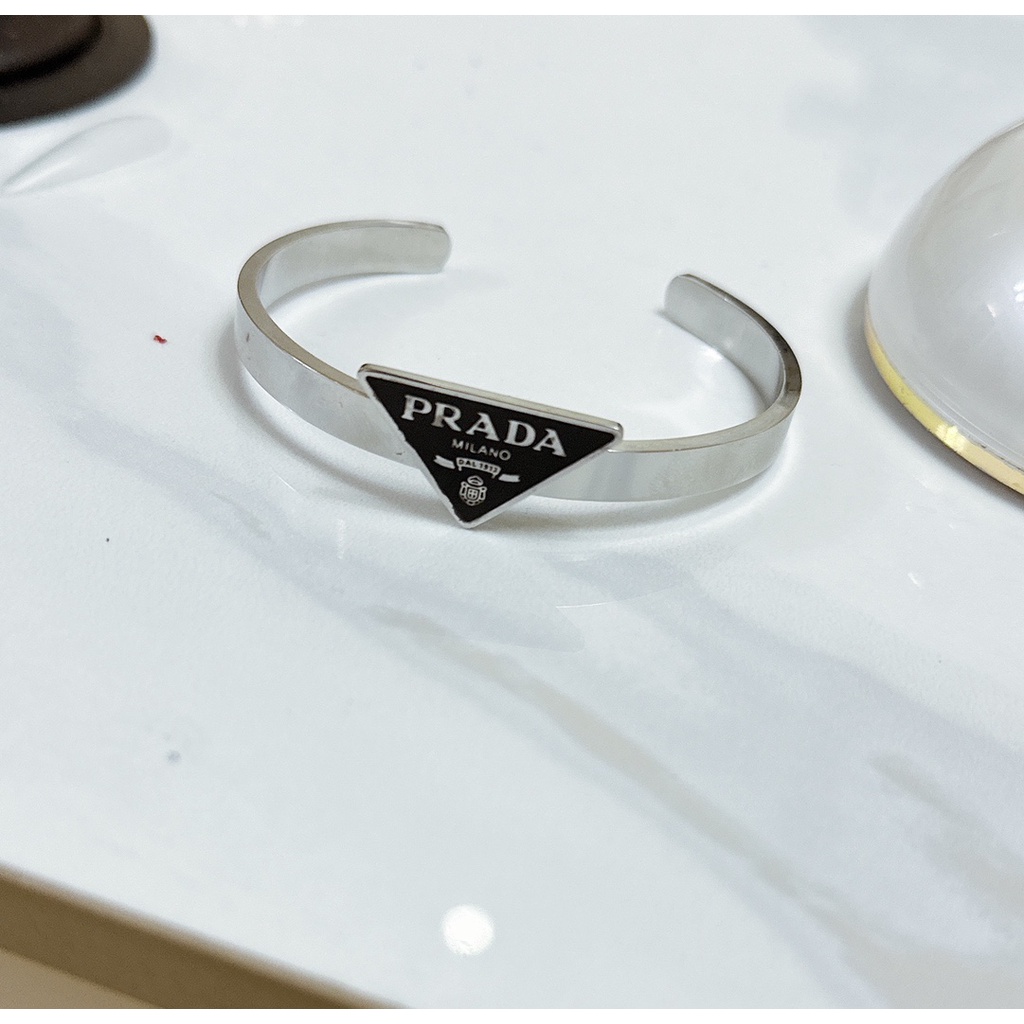 Vòng Đeo Tay Mặt Chữ Prada Màu Vàng Phong Cách Retro Thời Trang Cho Cặp Đôi