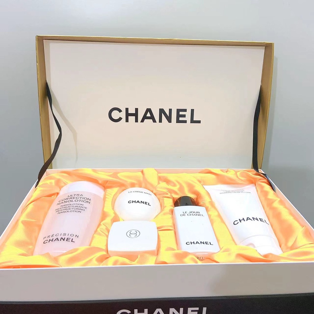 Bộ Sản Phẩm Chăm Sóc Da Dưỡng Ẩm Làm Quà Tặng Cho Bạn Gái