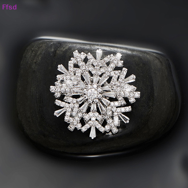 Ghim Cài Áo Hình Bông Tuyết Đính Đá Pha Lê Xoay Được Thời Trang Cho Nữ