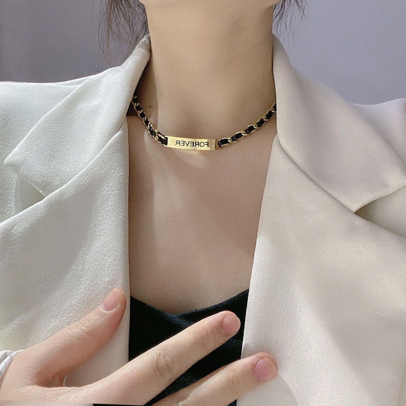 Niche Vòng Cổ Ngắn Bằng Da Dệt Phối Thép Titan Nhẹ In Chữ Thời Trang Cho Nữ