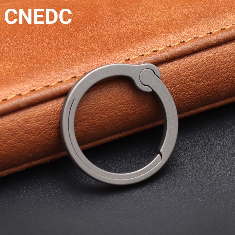 Móc Khóa Xe Hơi Bằng Hợp Kim Titan Co Giãn Sáng Tạo Cho Nam