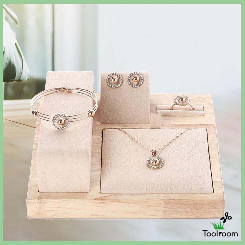 Giá Đỡ Trưng Bày Trang Sức Bằng Gỗ Màu Be Sang Trọng