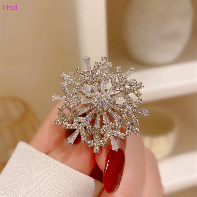 Ghim Cài Áo Hình Bông Tuyết Đính Đá Pha Lê Xoay Được Thời Trang Cho Nữ