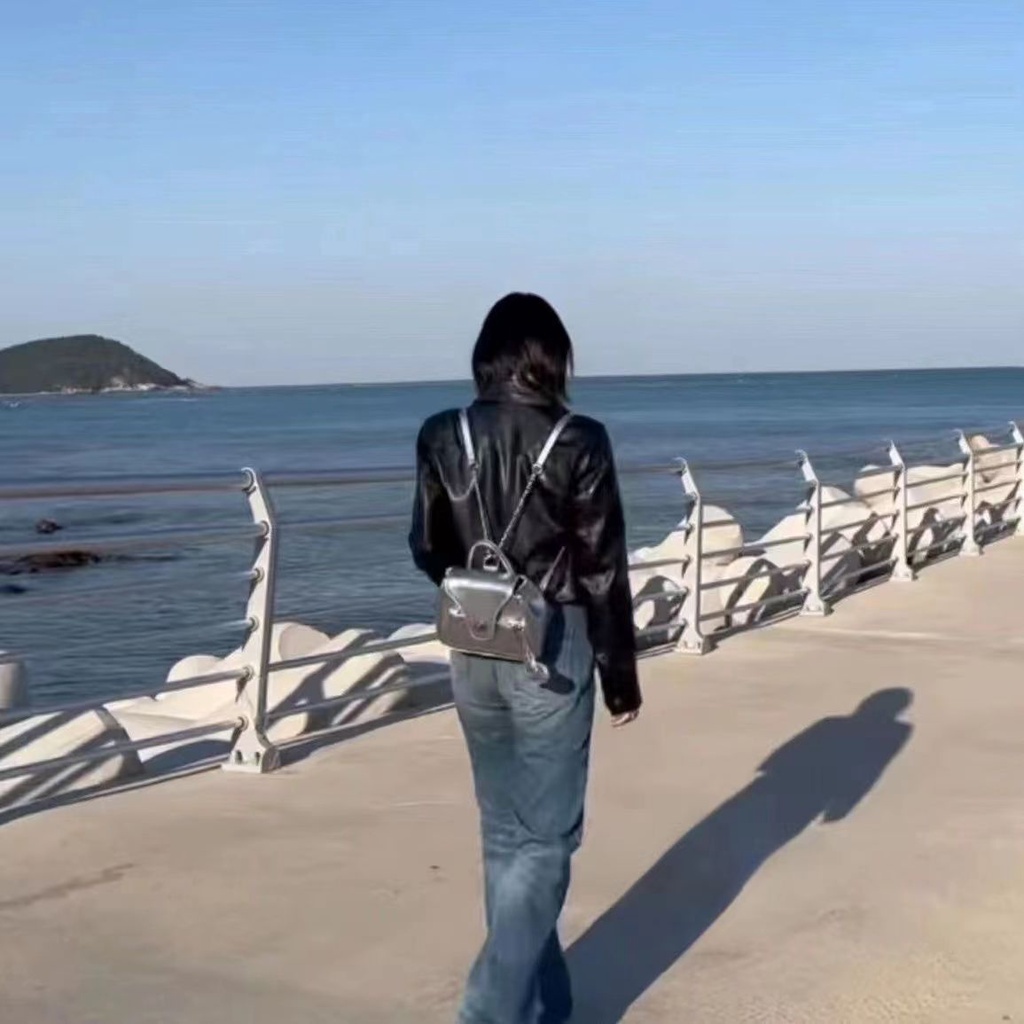 Túi Đeo Vai Hình Vuông Cỡ Nhỏ Phối Dây Đeo Sợi Xích Thiết Kế