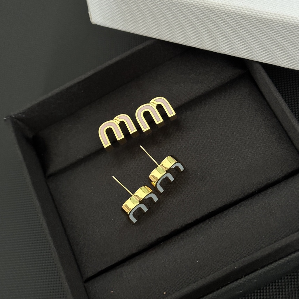 Miumiu bông tai titan thép chữ logo ear hoop stud earrings trang sức của phụ nữ