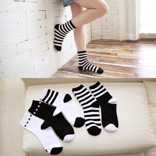 Tất vớ cá tính kẻ ngang trắng đen qua mắt cá chân