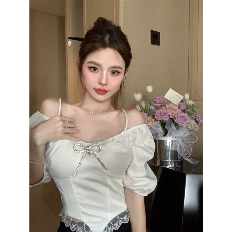 Áo Thun Cổ Phẳng Viền Ren Kiểu Cách Sang Trọng