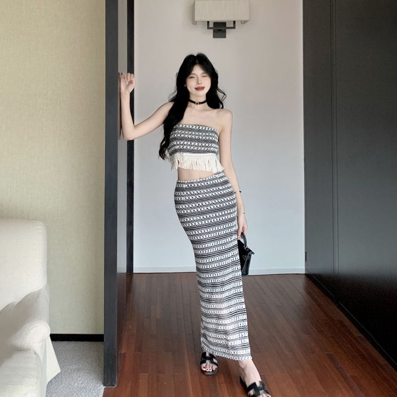 Set Áo Thun Ngắn Tay Cổ Tròn + Chân Váy Tua Rua Thời Trang Nữ