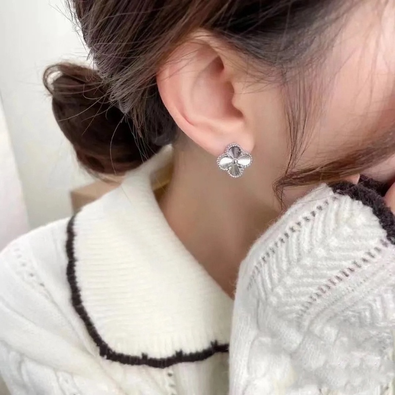 Bông Tai Mạ Vàng 18K Hình Cỏ Ba Lá Sang Trọng Cho Nữ