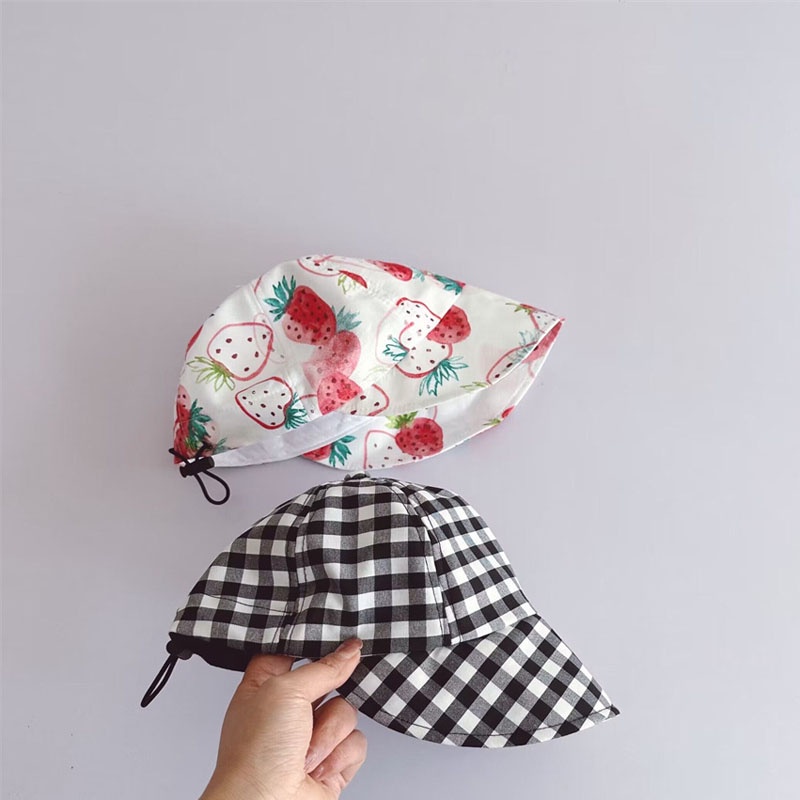 Mũ Bucket Vành Mềm Mại Họa Tiết Dâu Tây Và Lưỡi Vịt Cá Tính Cho Bé Gái
