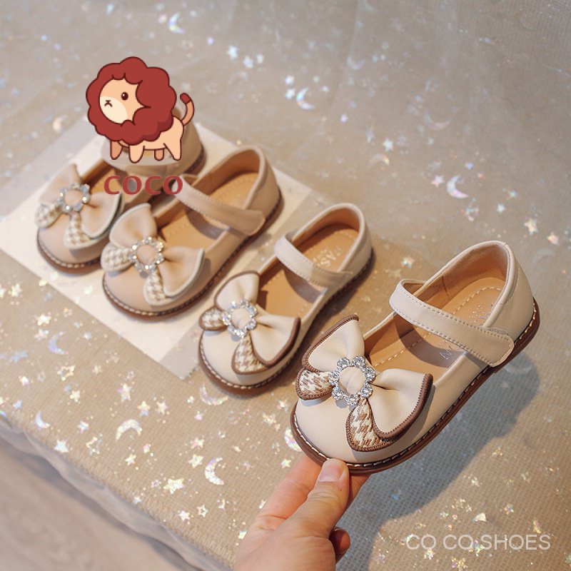 Giày cho bé gái 2023 mùa hè phong cách mới trẻ em dễ thương nơ hoa rhinestone giày công chúa biểu diễn giày da nhỏ