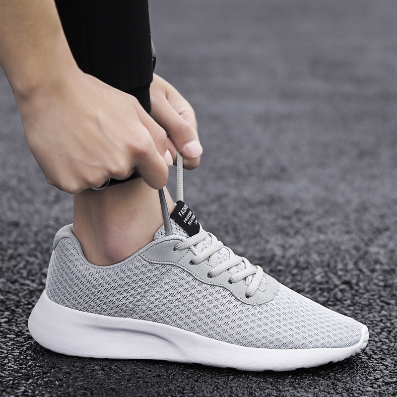 Hàng Có Sẵn Giày Chạy Bộ Thể Thao Rỗng Siêu Nhẹ Thoáng Khí Chống Trượt Phiên Bản Ba Phong Cách London Thời Trang Thường Ngày Dành Cho Nam Và Nữ