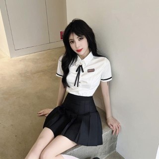 Beauty đồng phục học sinh gồm áo sơ mi thắt nơ mix chân váy xếp ly