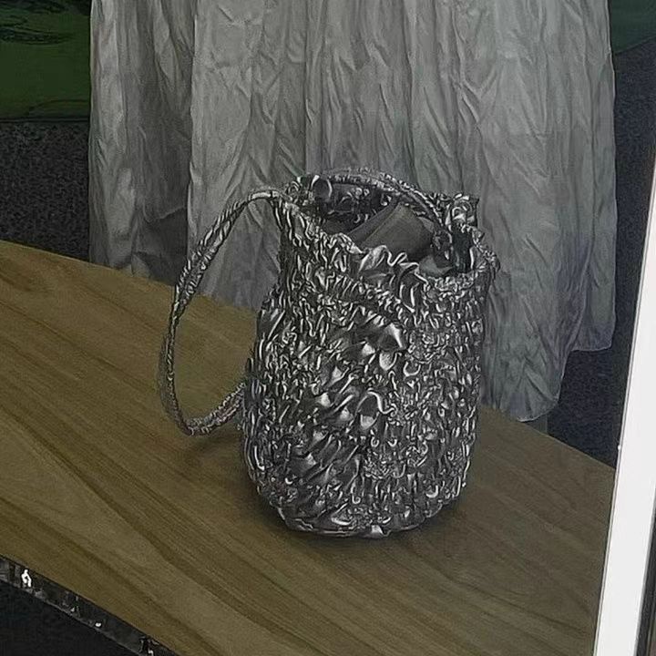 On Uk onuk Túi Đeo Chéo Vai Kết Cấu Xếp Ly Màu Bạc Cosmos Cao Cấp Dành Cho Bạn Nữ