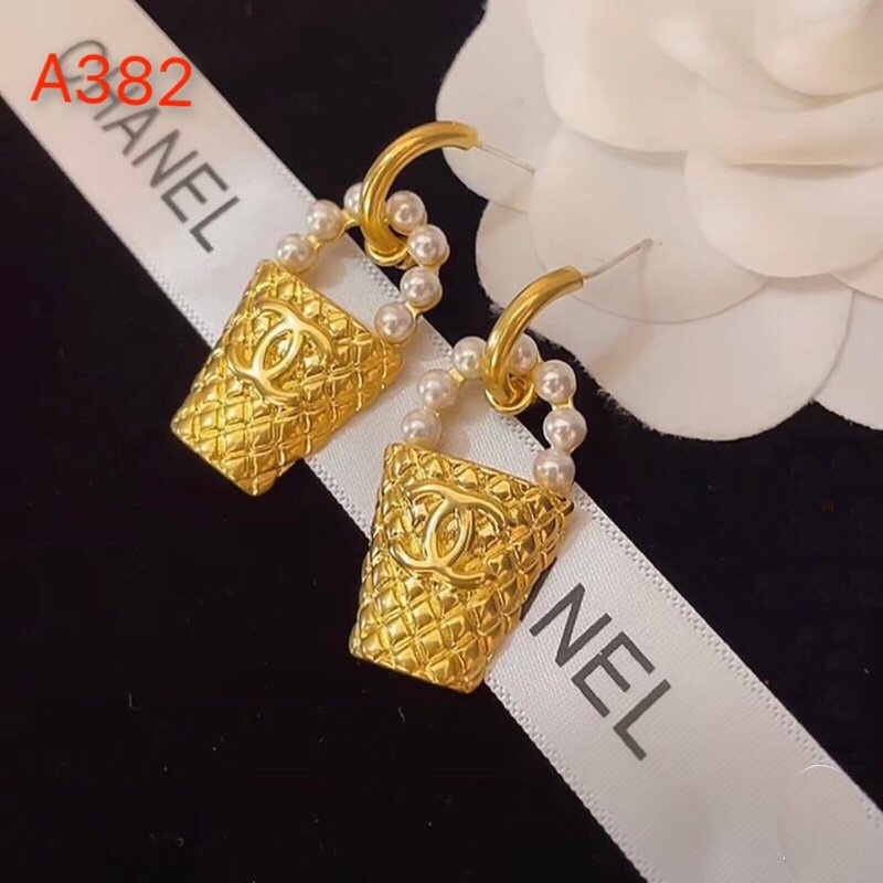 Bông Tai Bằng Thép Titan Hình Chữ Cái Đơn Giản 433